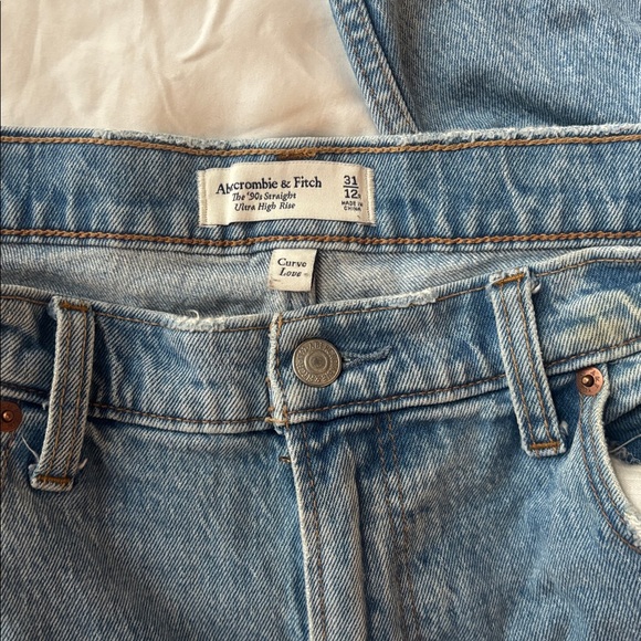 Abercrombie Curve Love 90s Ultra High Rise Straight Jeans - Picture 5 of 6
